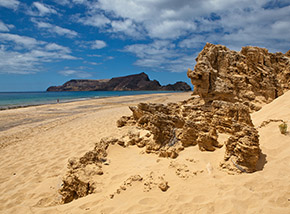 Piccola formazione rocciosa sulla bellissima spiaggia di Vila Baleira a Porto Santo.