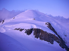 “Il risveglio del Gigante” (prime luci dell’alba sulla cima del Bianco dal Col du Mont Maudit).