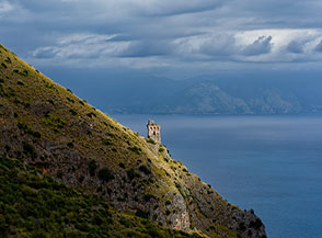 Un raggio furtivo di luce bacia la Torre del Morrice (Costa Masseta).
