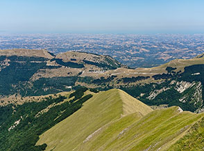 La verde Costa Vetiche (Cresta Nord-Est di Punta della Cucciolara) si frappone tra noi e Bolognola (sullo sfondo sotto Monte Valvasseto).