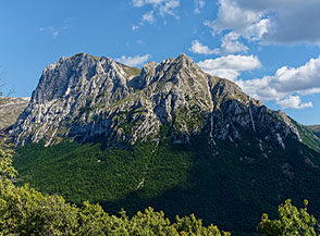La spettacolare muraglia rocciosa di Monte Bove Nord che si erge sopra la Valle di Ussita, la cima è sulla sx mentre di fronte abbiamo la punta di Croce di Monte Bove.