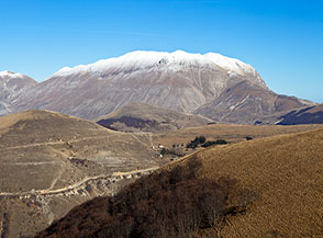 Dal Monte Serra vista sui Sibillini con la Cresta del Redentore imbiancata.