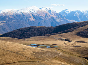 I laghetti dei Pantani ripresi dal Monte Serra, sullo sfondo le cime imbiancate della Laga.