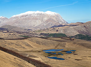 La conca dei Pantani e le cime più alte dei Sibillini viste dal Monte dei Signori.