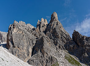 La montagna della Croda Rossa: il Sasso Rosso (a sx), i Torrioni (sullo sfondo, cima del monte), le Guglie di Croda Rossa (al centro), ed infine la slanciata Torre Pellegrini.