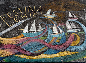 “Festina lente“ (è un vero piacere camminare lungo la Marina di Horta per ammirare centinaia e centinaia di “affreschi marinareschi“).