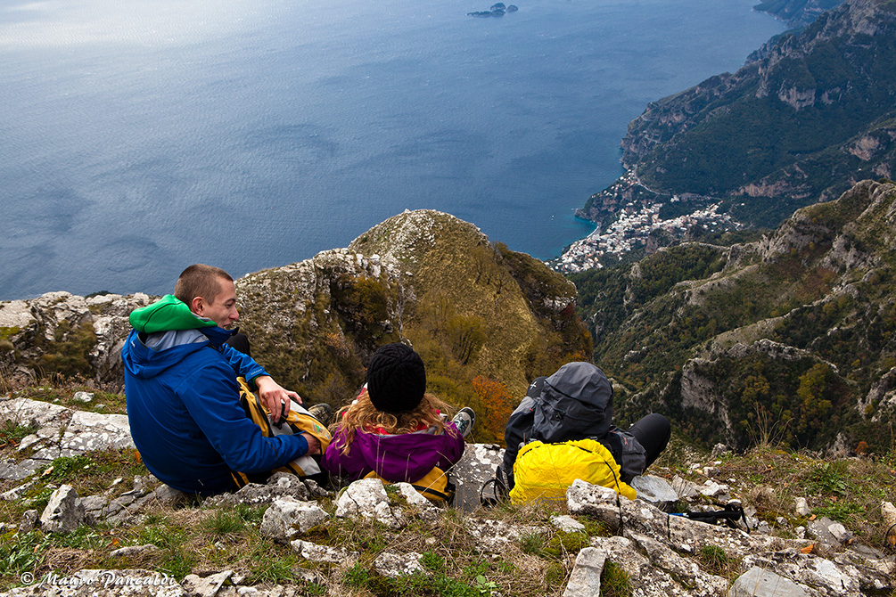 “Quattro chiacchere vista mare“ (momento di pausa in cima al Monte Catiello) © Pancaldi Mauro 2015 cartolina