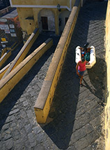 “Senso unico alternato” (Rampe della Marina al Porto Romano di Ventotene).