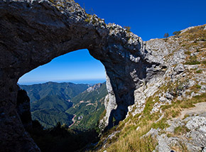 “La montagna bucata“ (il colossale arco naturale del Monte Forato).