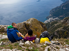 “Quattro chiacchere vista mare“ (momento di pausa in cima al Monte Catiello).