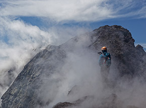 “Sull'uscio dell'Inferno“ (atmosfere da Inferno dantesco sull’orlo del Cratere Centrale dell’Etna).