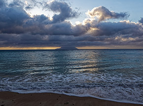 “Unplugged“ (aspettando la sera sulla spiaggia di Bel Ombre a Mahé, all’orizzonte l’isola di Silhouette).