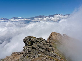 Dalla Punta di Mezzodì vista verso la Val Susa, sulla dx si scorge la croce sulla cima settentrionale.