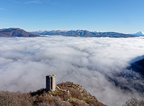 La Torre Angioina sulla montagna che domina Leonessa (sotto le nubi) e la vallata.