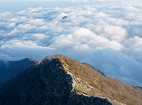 L’affilato e precipite profilo della Cresta Sud-Est del Monte Gemma.