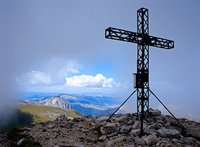 Da una finestra fra le nuvole in cima al Monte Priora o Pizzo della Regina, ci appare la cima del Bove Nord.