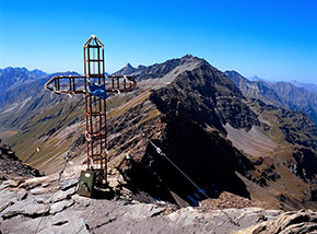 La croce in cima al Monte Losetta, lungo il confine italo-francese.