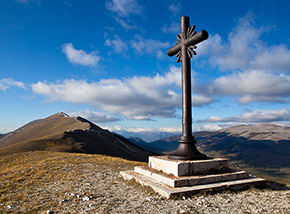 In cima al Monte Calvario, con la cresta del Rotella sullo sfondo.