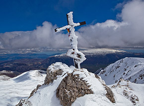 La croce di vetta dei Monti della Magnola.