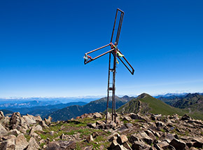La croce in vetta al Monte Fravort.