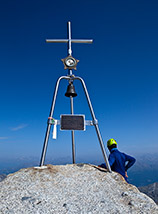La croce di vetta sul Monte Adamello.