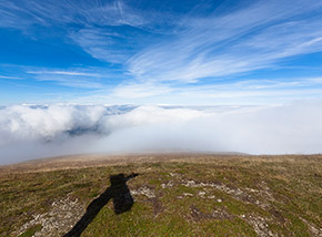 “L’ombra della croce“ (le nuvole si squarciano e l’azzurro cielo prende il sopravvento in cima a Pizzo di Sevo).