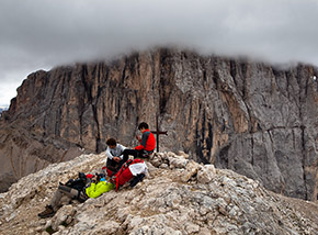 Sulla cima dell’Ombretta Orientale accompagnati dalla presenza incombente della Parete Sud della Marmolada.