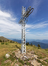 La croce sulla gobba all’apice di Pian Cavallone.
