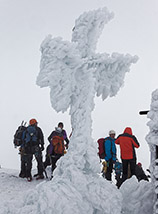 Croce di neve in vetta al Monte Forcellone.