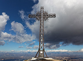 La colossale croce di ferro sulla cima del Monte Cacume.