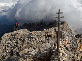 In cima alla rocciosa vetta del Paion.