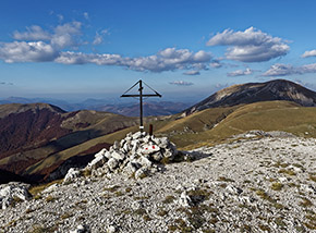 Il piccolo crocefisso stilizzato in cima al Monte i Porcini.