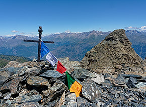 Croce di vetta sulla Punta Sud dell’Orsiera, alle spalle la Punta Nord.