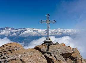“Con un piede nel cielo“ (croce di vetta alla Punta di Mezzodì).
