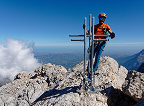 Croce di vetta al Corno Piccolo.