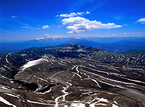 Incredibile affaccio sul settore orientale di Campo Imperatore (all’orizzonte la Majella) dal Monte Camicia.