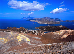 Panorama sull’arcipelago dalla cima del Gran Cratere dell’Isola di Vulcano.