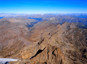 Dalla cima del Monviso panorama verso la Cresta Nord-Nord-Ovest lungo cui corre il confine italo-francese.