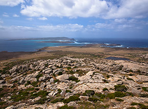 Il vastissimo panorama di cui si gode dal Castellaccio, sotto di noi la parte più meridionale dell’Asinara prima dello Stretto di Fornelli e dell’Isola Piana.