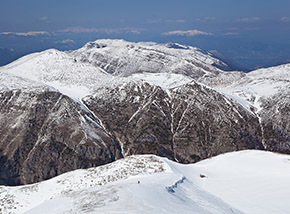 Dalla cima vista sulla Cresta Nord-Ovest del Monte di Sevice (in basso al centro) e sui Monti della Duchessa.