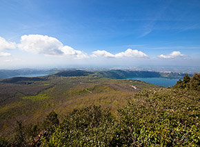 Panorama dal belvedere a 900m lungo la Via Sacra a Monte Cavo: si scorgono il Lago di Nemi (a sx) e quello di Albano.