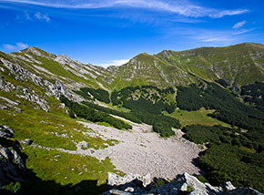 Magnifica finestra sulla testata della Valle del Secchia dalla Cresta Sud-Est del Monte Alto.