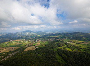 Vista a valle dalla cima della Pietra di Bismantova.