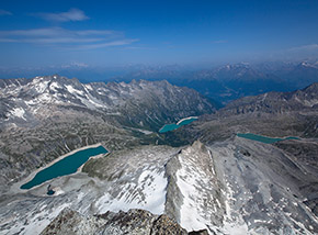 Panorama verso Nord dalla vetta dell’Adamello, i laghi sotto di noi sono da sx: Lago Pantano, Lago Bendetto e Lago d’Avio (separati da una diga), e Lago Veneròcolo.