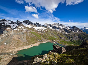 Il Lago Gabiet con sullo sfondo il Corno Grosso ed il Corno Bianco (sulla dx).