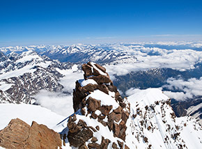 Senza argini lo sgaurdo vaga all’orizzonte (panorama verso Nord-Est dalla Capanna Regina Margherita).