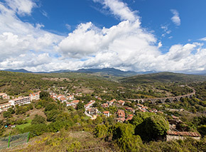 Panorama dall’antico borgo di San Severino di Centola, sotto di noi il nuovo abitato e la vallata del Torrente Serrapotamo, sullo sfondo il Monte Gelbison.