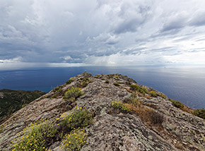 La cima del Monte San Bartolomeo protesa verso il mare.