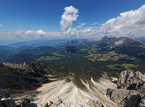 Panorama da Torre Diamantidi verso Nord sulla Val Carezza e il Gruppo del Catinaccio.