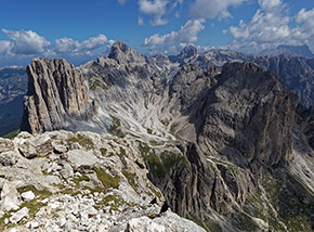 Panorama sulle cime del Catinaccio dalla Roda de Vael, in primo piano sulla sx Cima Sforcella e sulla dx i Mugoni, al centro la conca glaciale del Vaiolon.